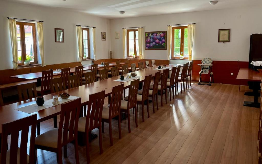 Mayer Pince - borkóstoló terem hosszú asztal